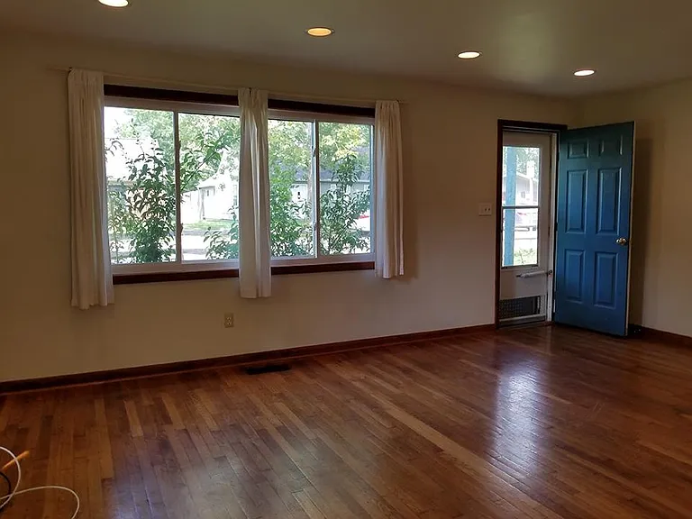 402 N Clark St — Photo 11