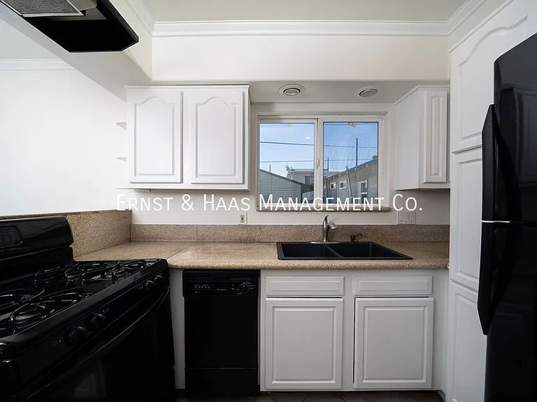 1635 E Erie St — Photo 7