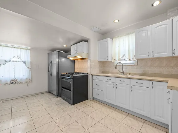 22241 Davenport Ave, Queens Village, NY 11428