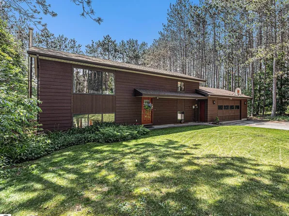 4209 Bridlewood Dr, Traverse City, MI 49685