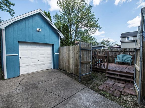 3rd image of 46 Huetter Ave