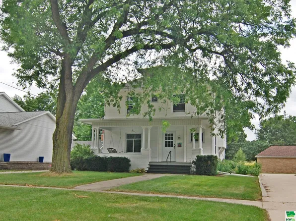 208 W 3rd St, Storm Lake, IA 50588