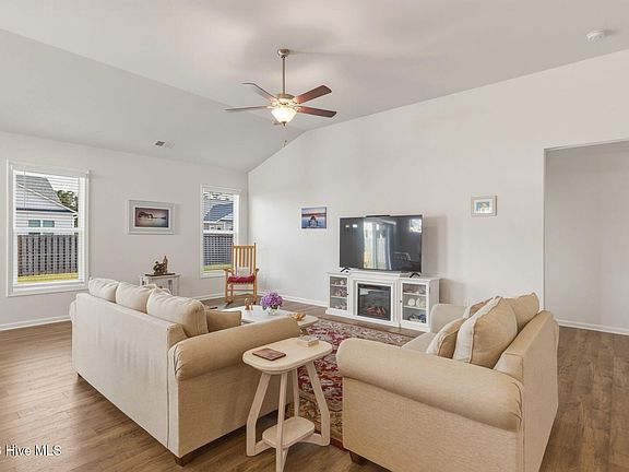 3rd image of 206 Autumn Breeze Lane NE
