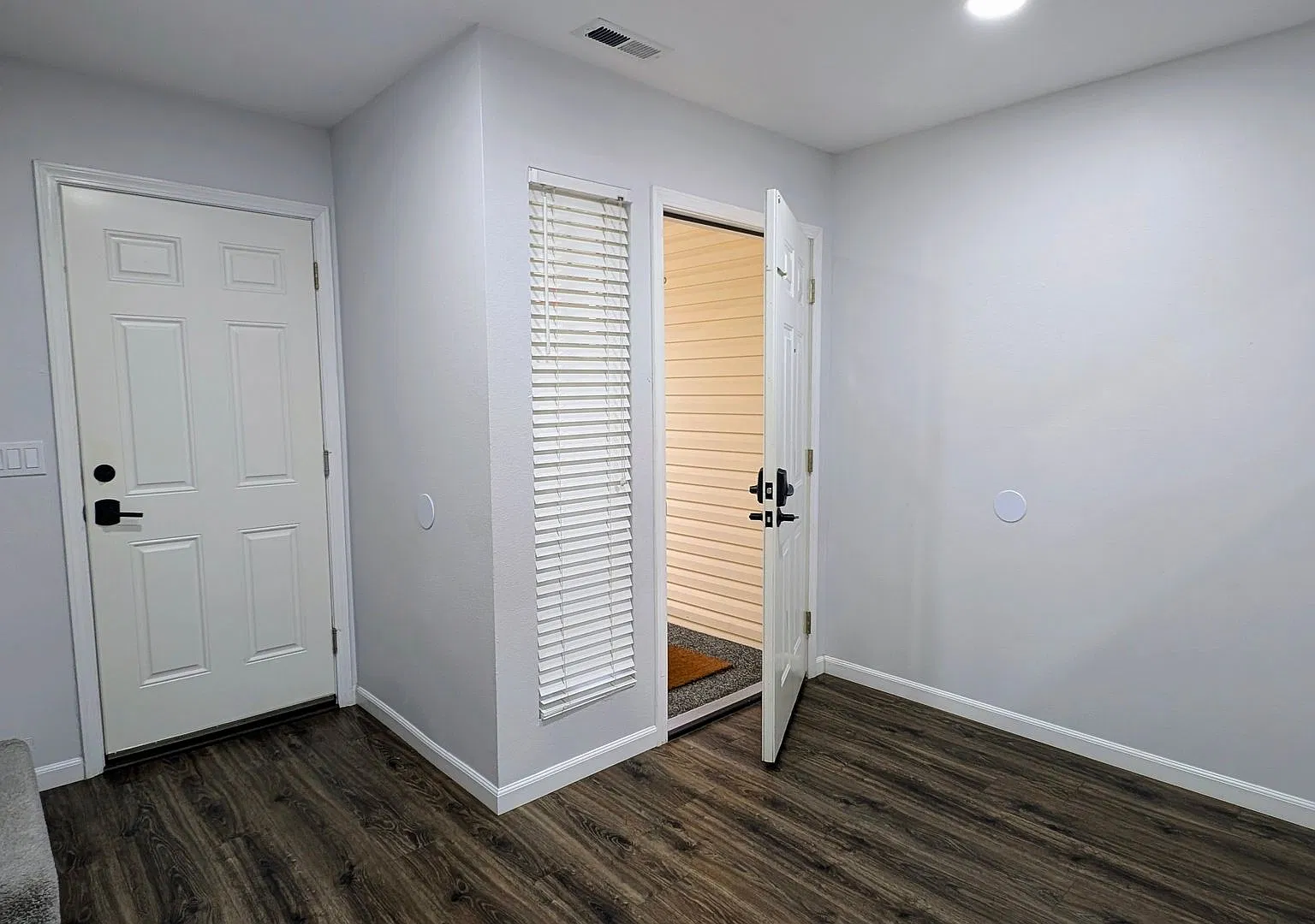 Silver Firs Spacious Townhome with Garage and Greenbelt views — Photo 2
