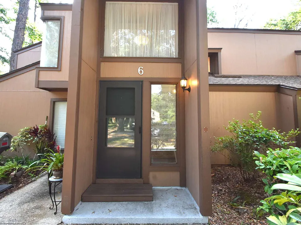 6 Broadmore Cir