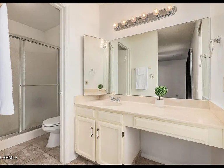 2447 E Holmes Ave — Photo 9