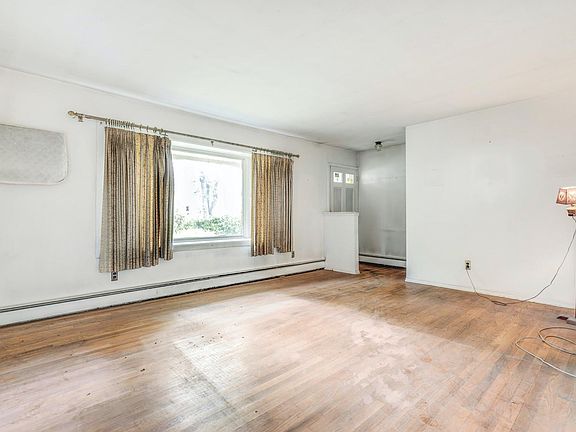 2nd image of 31 Pearl Ct