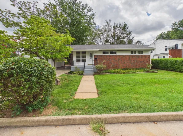 715 Cherry Hill Dr, Staunton, VA 24401
