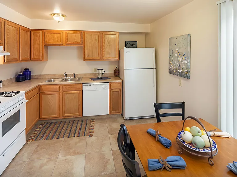 Kitchen & Dining Area