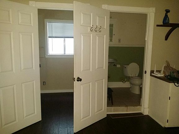 Full Bathroom w/ tub- Walk in closet