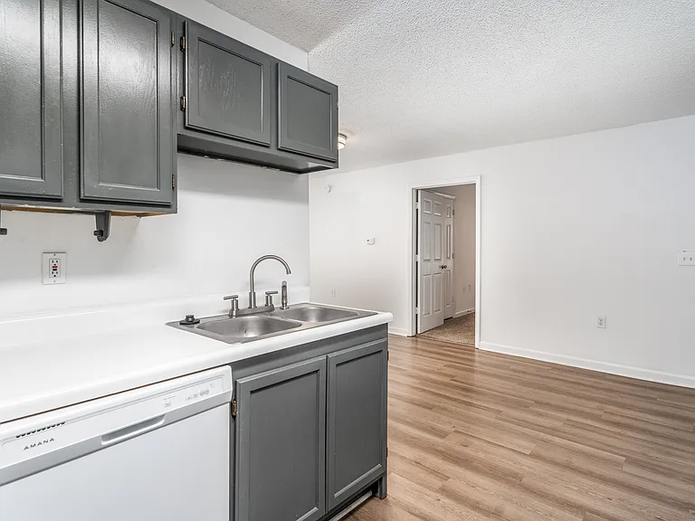 Reynolds Place Apartments — Photo 9