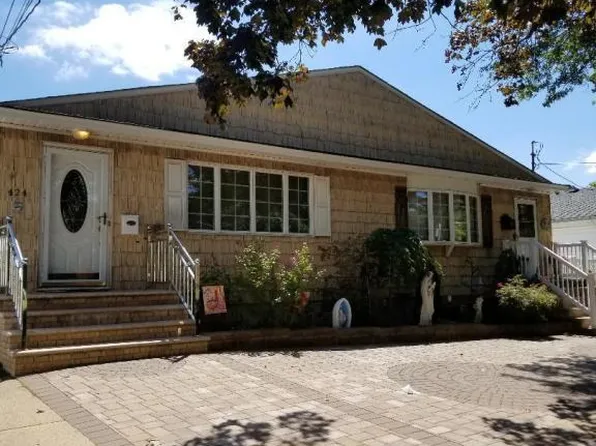 424 Falcon Ave, Staten Island, NY 10306
