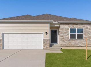 100 Lake Meadows Dr, Smithville, MO 64089