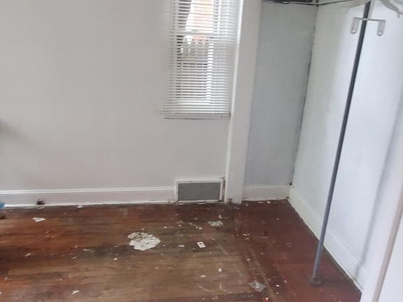 5th image of 11828 College St