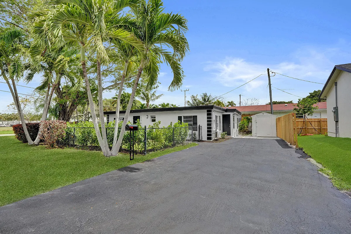 Photo 2 of 30 - 234 NE 14th Ave #1 - Pompano Beach, FL Building Photo - 234 NE 14th Ave #1