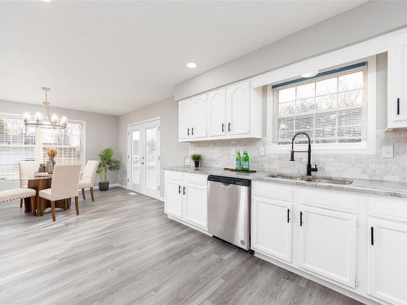 4th image of 104 King Oak Dr