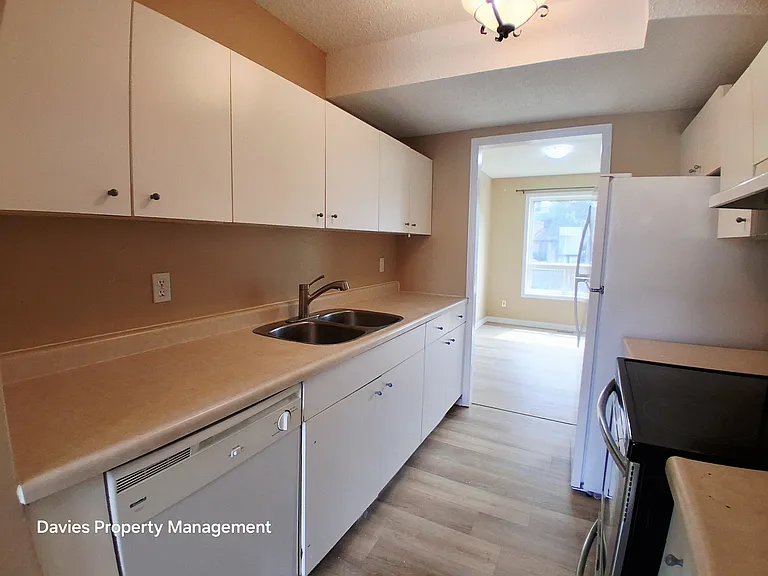 636 Saddleback Rd NW — Photo 3