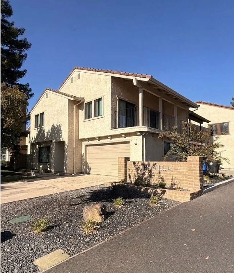 Stunning Updated 3BR/2.5BA Townhome with 2-Car Garage In Manteca — Photo 3