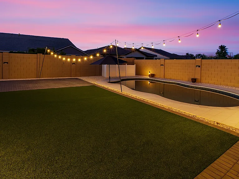 Pet-friendly turf & big-sized backyard