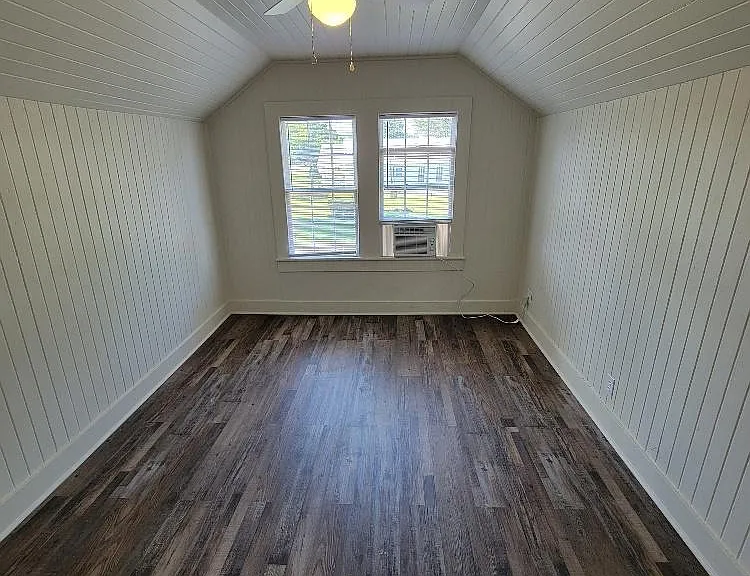 287 S College St — Photo 29