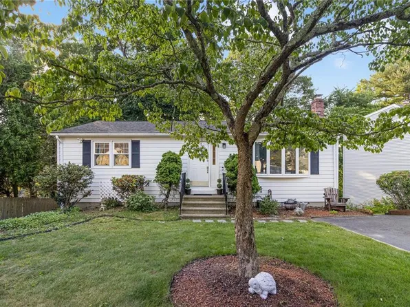 17 Beverly Cir, Smithfield, RI 02828