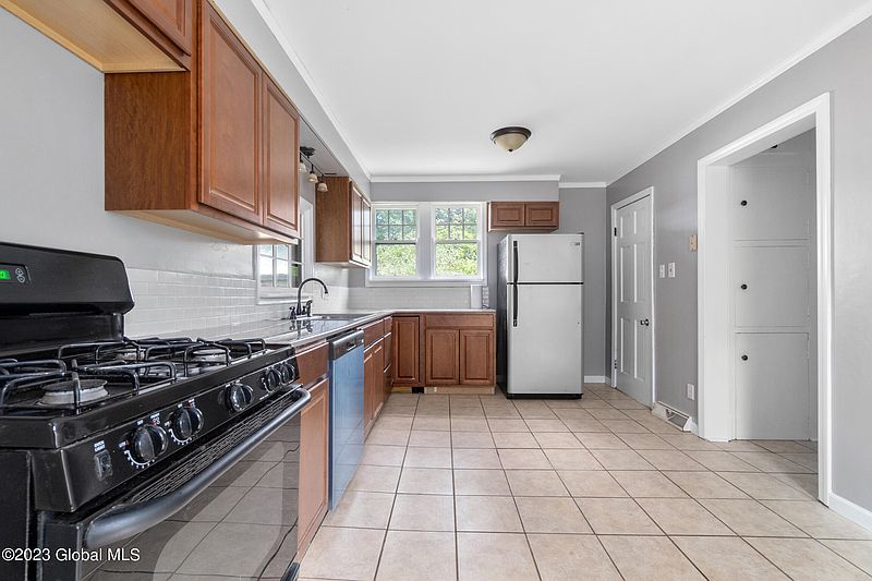 4th image of 304 S Ten Broeck Street