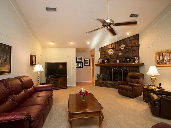 Gas log fireplace