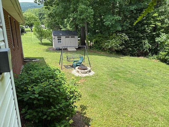 3rd image of 1529 Mountain Heights Dr