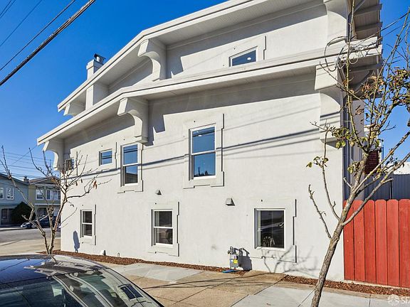 4th image of 696 22nd Ave