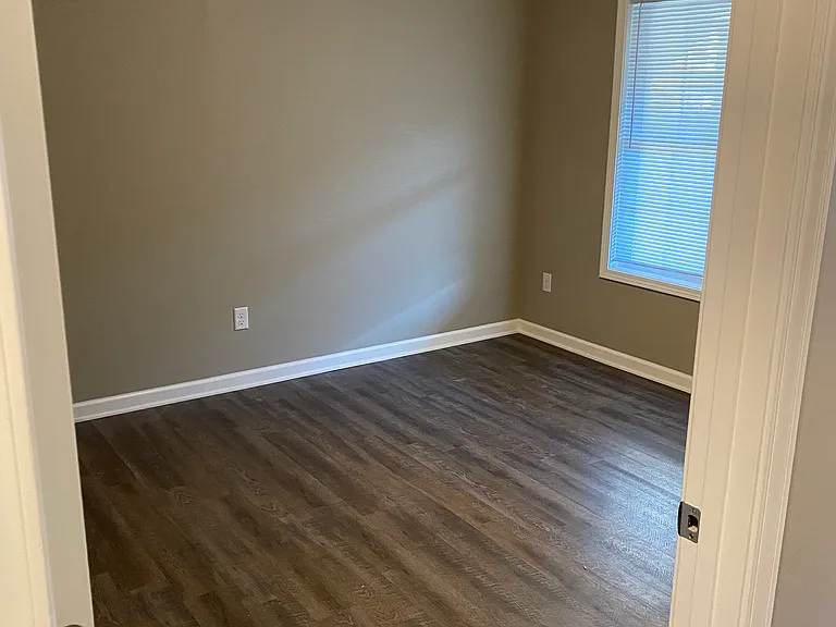 910 E Thompson St — Photo 10