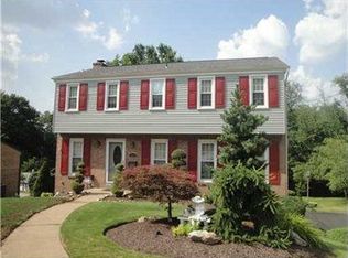 1077 Surrey Woods Rd, Bethel Park, PA 15102