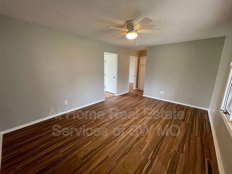2 bed, 1.5 bath, 900 sqft, $1,025 — Photo 2