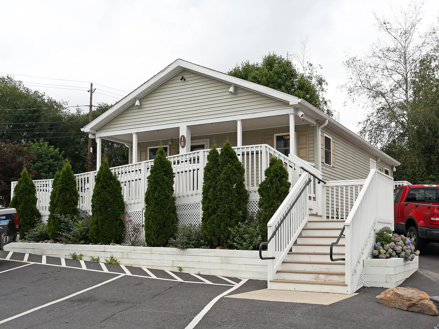 Maple Manor — Photo 3