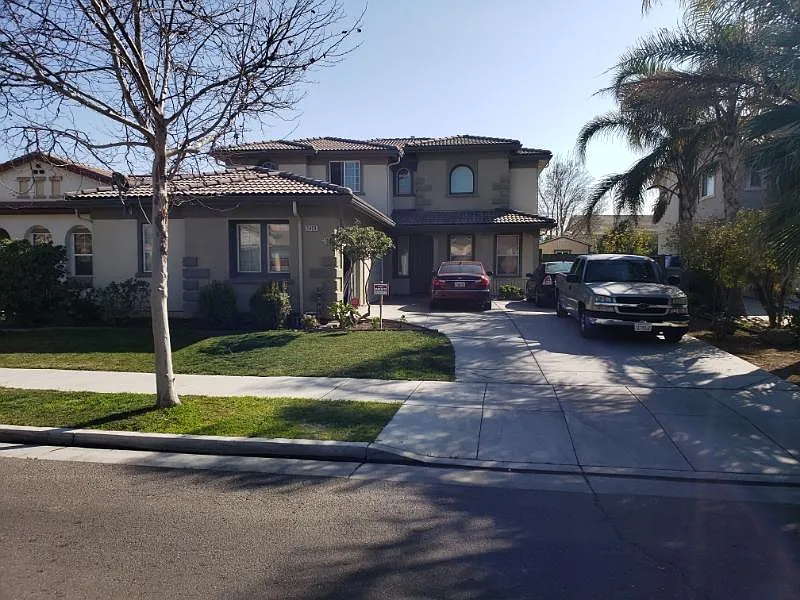 2423 S Creekside Dr photo 1