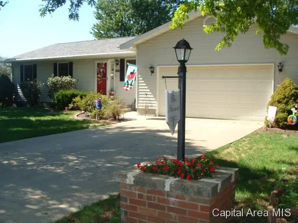 2104 Cypress Dr, Jacksonville, IL 62650