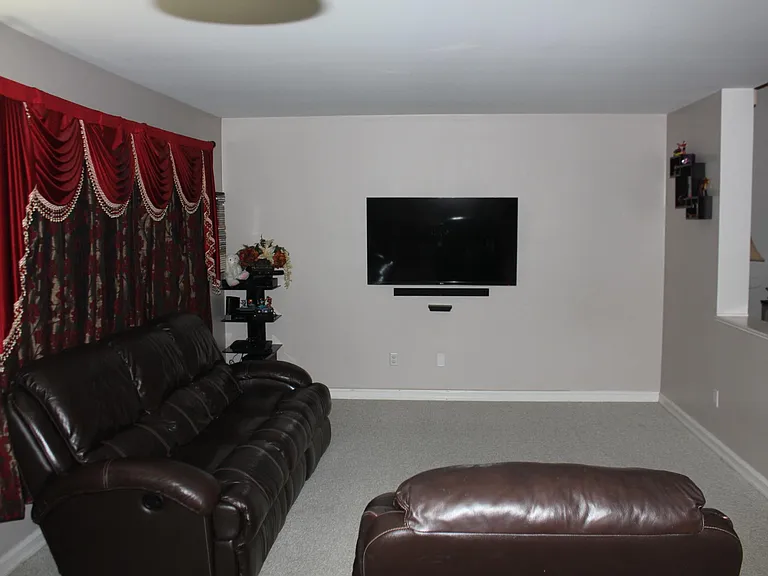 52 Maureen Way — Photo 5