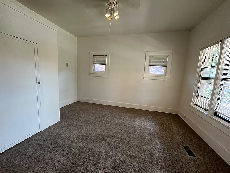 194 N 400 E — Photo 4