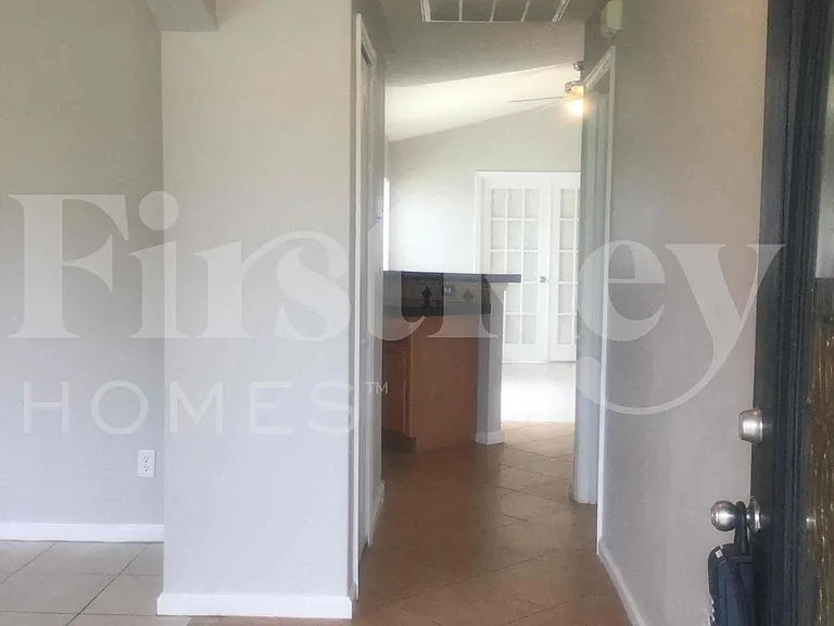 662 SW Sandbar Ter — Photo 2