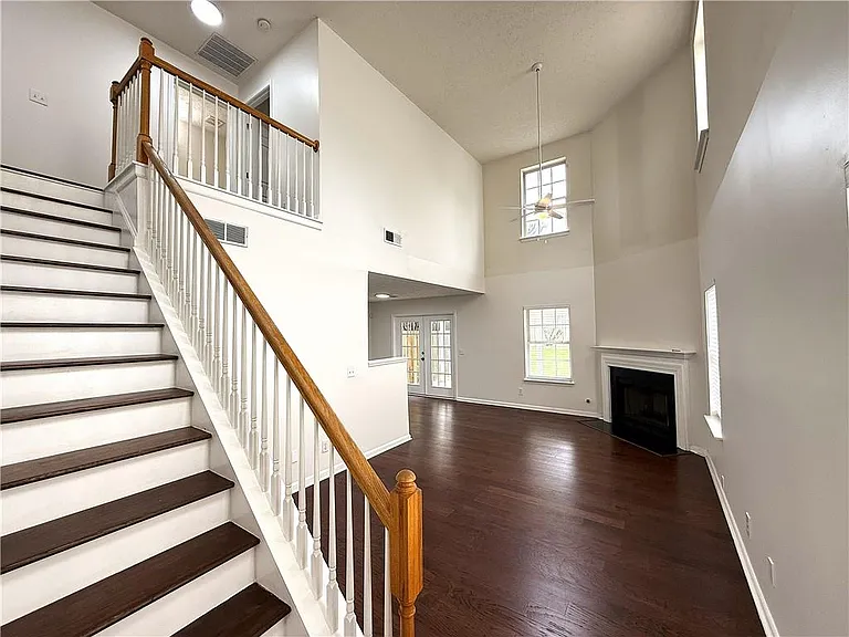 2150 Lexington Ln — Photo 2