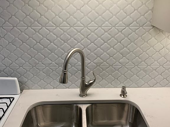 new kitchen sink/faucet/quartz countertop