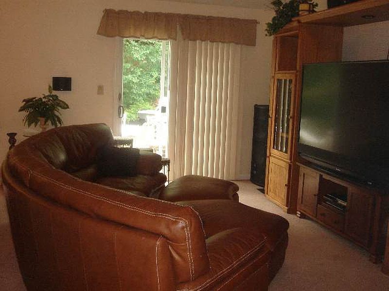 4th image of 4050 CHAUCER Place