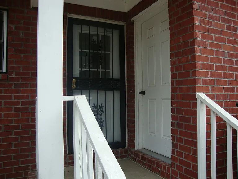 1572 Victor St — Photo 9