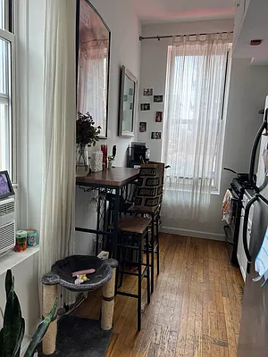 Rented by Delmark Realty LLC | media 21