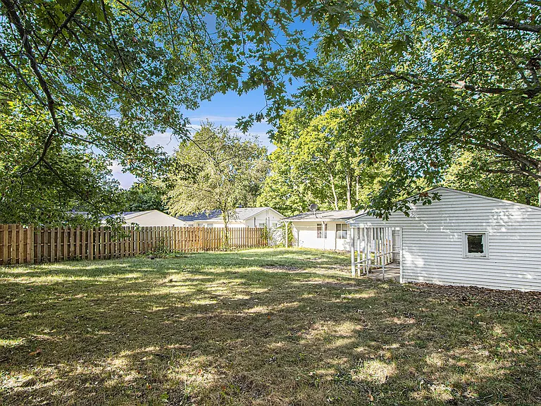 2426 Shasta Dr — Photo 16