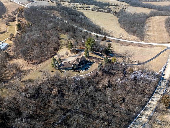 5th image of 1 E Hoffman Rd