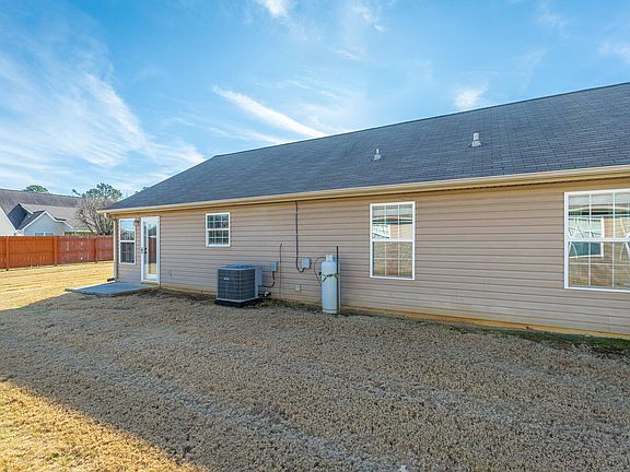 3rd image of 304 Cedar Creek Dr