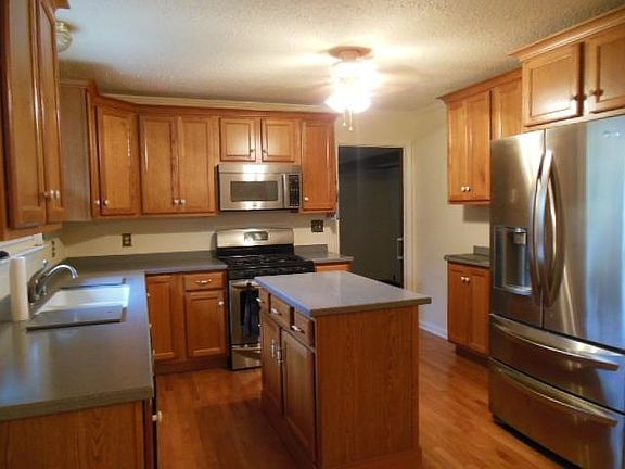 5th image of 103 Glade St
