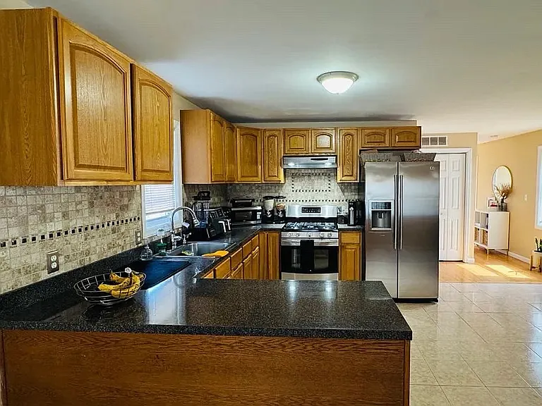 Building Photo - 553 E 26th St #1