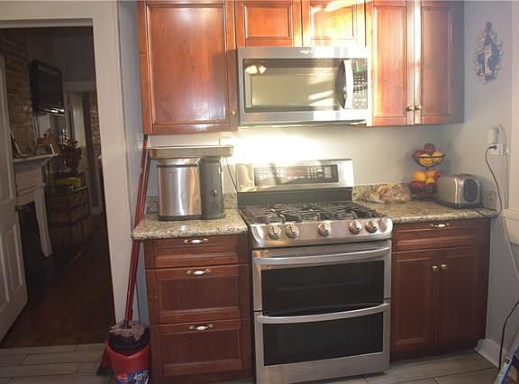 3rd image of 824 Cambronne St #824