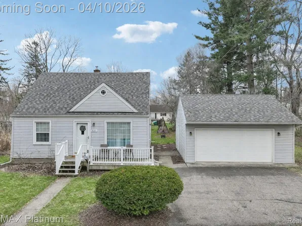 521 W Crane St, Howell, MI 48843